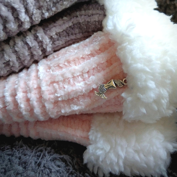 🍒NWT🍒 SNOW BUNNY NONSLIP SLIPPER SOCKS - Picture 10 of 11